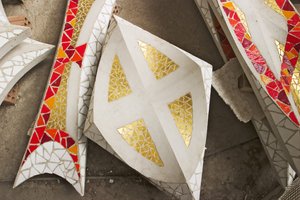 Peças decorativas à espera de colocação na Sagrada Família